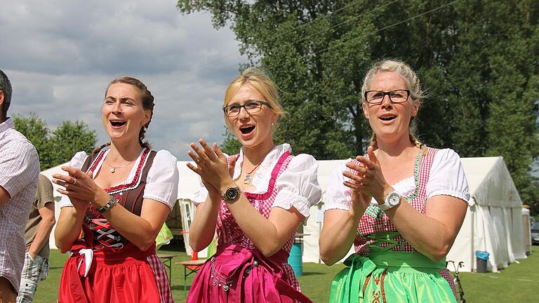 Weltmeister spielen auf       -  Eine Fußballdelikatesse für die Region bot die Dorfgemeinschaft Rügheim mit einem Hauch des „WM-Fiebers“ beim Spiel der Auswahlmannschaft Alte Herren Hofheimer Land gegen die Uwe Seeler Traditionself (UST).