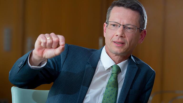 Blickt verhalten optimistisch in die Zukunft nach Corona: Oberbürgermeister Sebastian Remelé, hier auf einem Bild im Rathaus im vergangenen Jahr.