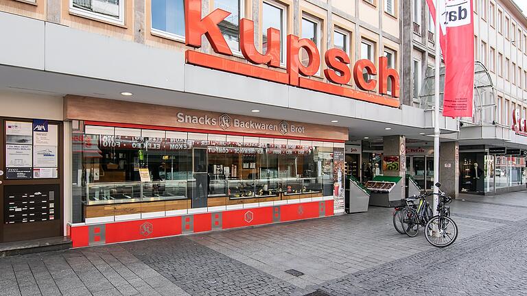 Wegen des Überfalls auf den Kupsch-Markt im Februar in der Würzburger Domstraße (Bild) und eine weitere Filiale stehen die jugendlichen Täter bald vor Gericht.