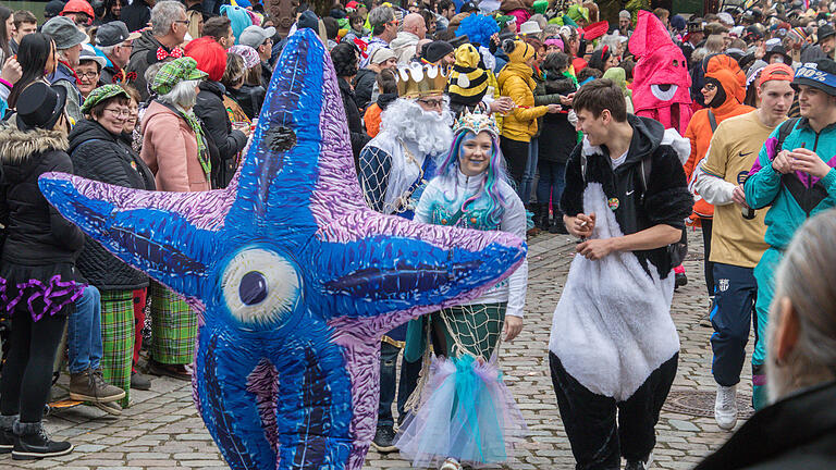 'Es Gemünnemer Züchle künnt' hieß es wieder am Faschingssamstag, als der Gaudiwurm, angeführt vom Züchles-Marschall Jörg Fella, in die von Faschingsgästen dicht besetzte Innenstadt einzog.