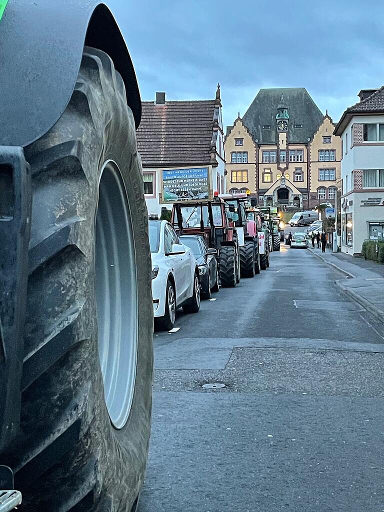 Rund um die Alte Turnhalle in Lohr sind am Mittwochabend viele Traktoren aufgefahren. Rund um die Alte Turnhalle in Lohr sind am Mittwochabend viele Traktoren aufgefahren.
