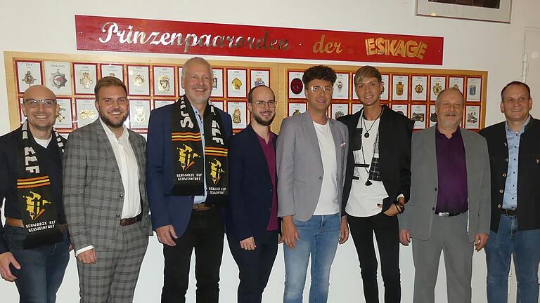 Die Schweinfurter Faschingsgesellschaften begrüßten das neue Prinzenpaar. Von links Fabian Wahler (Schwarze 11), Eskage Präsident Florian Dinkel, Matthias Paul (Schwarze 11), Murice Breitkopf (Antöner), die Prinzen Thorsten Schmälzle und Frank Fischer, Franz Fleischer (EsKaGe) und Florian Martin Josef Dittert (Antöner).