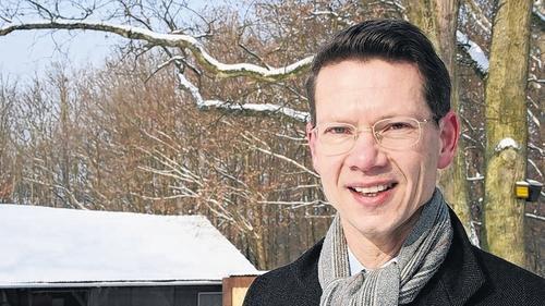 OB-Kandidat: Sebastian Remelé im verschneiten Garten des &bdquo;Almrösl&ldquo;.