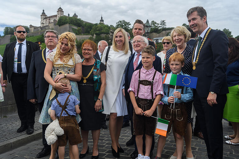 Oberbürgermeister Christian Schuchardt (rechts) und seine Stellvertreter Adolf Bauer (2.v.l) und Marion Schäfer-Blake (4.v.l.) begrüßen mit Staatssekretärin Anna Stolz (in Weiß) den irischen Staatspräsidenten Michael D. Higgins und seine Frau Sabina. Mit dabei auch die Lebensgefährtin des OBs, Eva-Maria Bast mit Kindern. Oberbürgermeister Christian Schuchardt (rechts) und seine Stellvertreter Adolf Bauer (2.v.l) und Marion Schäfer-Blake (4.v.l.) begrüßen mit Staatssekretärin Anna Stolz (in Weiß) den irischen Staatspräsidenten Michael D. Higgins und seine Frau Sabina. Mit dabei auch die Lebensgefährtin des OBs, Eva-Maria Bast mit Kindern. 