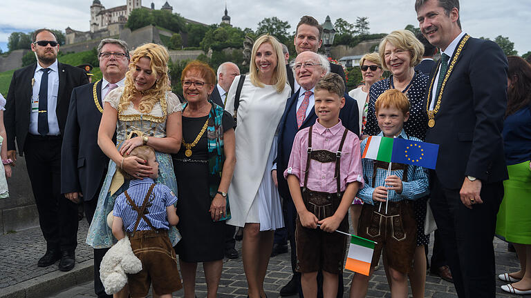 Oberbürgermeister Christian Schuchardt (rechts) und seine Stellvertreter Adolf Bauer (2.v.l) und Marion Schäfer-Blake (4.v.l.) begrüßen mit Staatssekretärin Anna Stolz (in Weiß) den irischen Staatspräsidenten Michael D. Higgins und seine Frau Sabina. Mit dabei auch die Lebensgefährtin des OBs, Eva-Maria Bast mit Kindern.&nbsp;