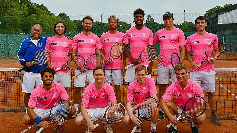 Die Zweitliga-Männer des TC Weiß-Blau Würzburg mit hinten von links: Cheftrainer Goran Popov, Niclas Schmidt, Mannschaftsführer Johannes Markel, Gustav Hansson, Tom Jomby, Florian Lakat und Lukas Schneider. Vorne von links: Marco Bartoletti, René Rügamer, Mike Steib und Julius Gold. Es fehlen Victor Durasovic, Pol Toledo Bague, Filip Bergevi, Alexander Lazov, Linus Frost und Albert Alcaraz Ivorra. Die Zweitliga-Männer des TC Weiß-Blau Würzburg mit hinten von links: Cheftrainer Goran Popov, Niclas Schmidt, Mannschaftsführer Johannes Markel, Gustav Hansson, Tom Jomby, Florian Lakat und Lukas Schneider. Vorne von links: Marco Bartoletti, René Rügamer, Mike Steib und Julius Gold. Es fehlen Victor Durasovic, Pol Toledo Bague, Filip Bergevi, Alexander Lazov, Linus Frost und Albert Alcaraz Ivorra.