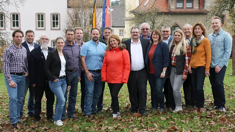 Unabhängige Wählergemeinschaft Kleinrinderfeld stellt sich vor (von links): Michael Kratzer, Reiner Spiegel, Helmut Fuchs, Susanne Manghofer, Bernd Wilhelm, Christoph Müller, Franz-Josef Scheder, Matthias Grimm, Juliane Schöner, Harald Engbrecht, Erich Amrehn, Viola Scheder, Thomas Scheuermann, Marina Grimm, Armin Amrehn und Christine Tell.
