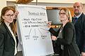 Im Landratsamt Würzburg treffen sich Nina Opfermann, Sarah Eitelwein und Paul Justice, um über die Situation der geflohenen Ukrainerinnen und Ukrainer zu beraten.