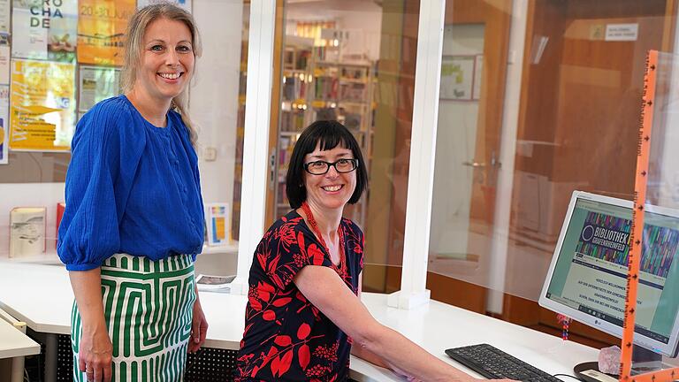 Sanfter Übergang in der Gemeindebibliothek: Die 'alte' Leiterin der Röthleiner Gemeindebibliothek Anna Scharf (links) steht der neuen Leieterin Ivonne Floeder mit Rat und Tat zur Seite. Sanfter Übergang in der Gemeindebibliothek: Die 'alte' Leiterin der Röthleiner Gemeindebibliothek Anna Scharf (links) steht der neuen Leieterin Ivonne Floeder mit Rat und Tat zur Seite.