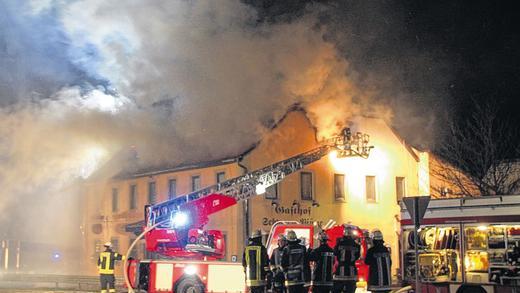 Lichterloh in Flammen: Im Dachstuhl der ehemaligen Traditionsgaststätte Schwarze Pfütze starb in der Nacht zum Samstag ein Mensch.