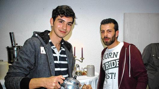 Achmed (20, links) und Sadam (24, rechts) haben eine lange Reise aus Syrien nach Deutschland hinter sich und sind hier Freunde geworden.