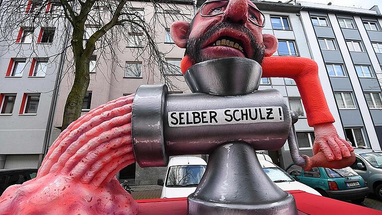 GERMANY-CARNIVAL       -  Ein Motivwagen beim Rosenmontagszug in Düsseldorf zeigte Martin Schulz.
