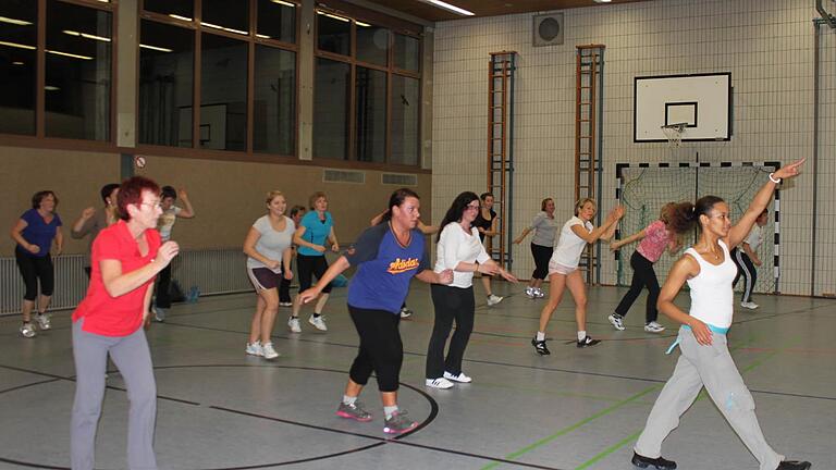 Zumba ist bei der DJK Nüdlingen äußerst beliebt. Im Bild: Sandrine Mokoyoko tanzt mit den Nüdlinger Frauen. Archiv/Sabine Herteux - Zumba ist bei der DJK Nüdlingen äußerst beliebt. Im Bild: Sandrine Mokoyoko tanzt mit den Nüdlinger Frauen. Archiv/Sabine Herteux Zumba ist bei der DJK Nüdlingen äußerst beliebt. Im Bild: Sandrine Mokoyoko tanzt mit den Nüdlinger Frauen. Archiv/Sabine Herteux - Zumba ist bei der DJK Nüdlingen äußerst beliebt. Im Bild: Sandrine Mokoyoko tanzt mit den Nüdlinger Frauen. Archiv/Sabine Herteux