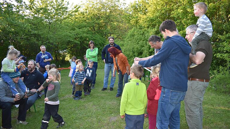 Alle Papas hatten sich einen Nachmittag freigenommen, um mit ihren Kindern zum Thema Insekten zu spielen und dabei selbst dazuzulernen. Alle Papas hatten sich einen Nachmittag freigenommen, um mit ihren Kindern zum Thema Insekten zu spielen und dabei selbst dazuzulernen.
