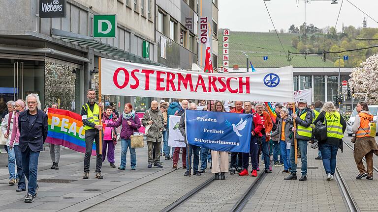 Rund 150 Menschen beteiligten sich am Samstag am Würzburger Ostermarsch mit dem Motto 'Friedensfähig statt kriegstüchtig - Friedensinitiativen stärken!'.