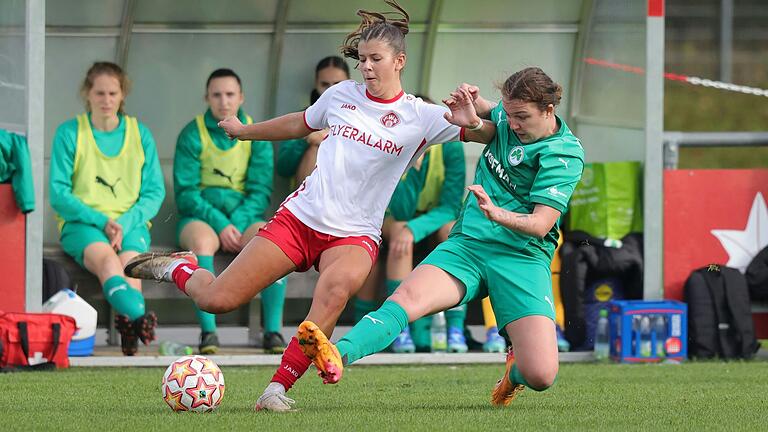 Karolina Sajevic (links) von den Würzburger Kickers behauptet sich im Zweikampf.