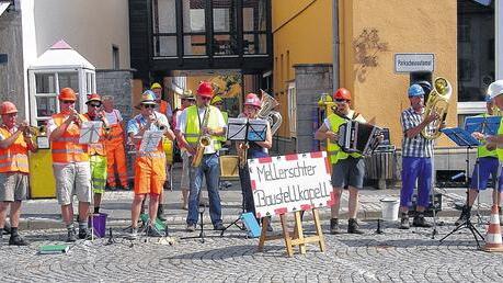 Immer für eine Überraschung gut: Die &bdquo;Los Krawallos&ldquo; sorgten beim Mellrichstädter Stadtumbau als &bdquo;Mellerschter Baustellkapell&ldquo; für flotte Töne.