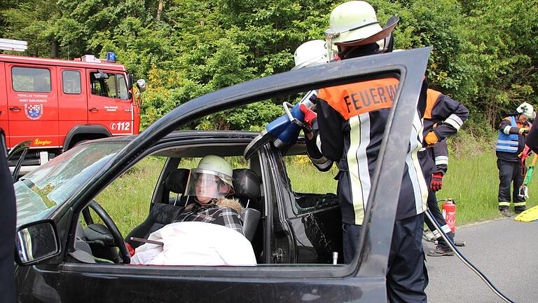 Vor schwierigen Unfallszenarien standen die Feuerwehrmänner und - Frauen bei der THL-Übung. Johannes Schlereth       -  Vor schwierigen Unfallszenarien standen die Feuerwehrmänner und - Frauen bei der THL-Übung. Johannes Schlereth