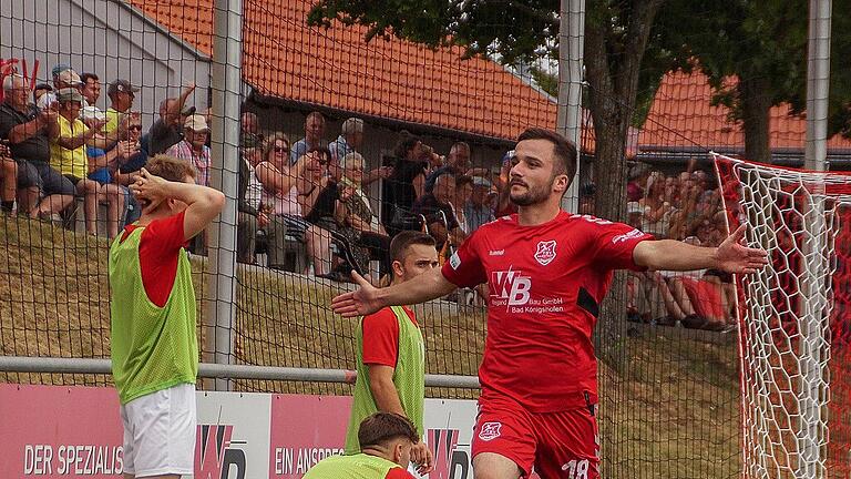 Seht her wie glücklich ich bin: Christoph Schmidt jubelt, nachdem er soeben das 2:0 für den TSV Aubstadt erzielt hat.