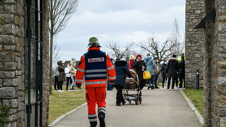 Ein Brand an der Grundschule Heuchelhof in Würzburg hat einen Großeinsatz von Einsatzkräften ausgelöst. Die Kinder wurden in die umliegenden Kirchen evakuiert.