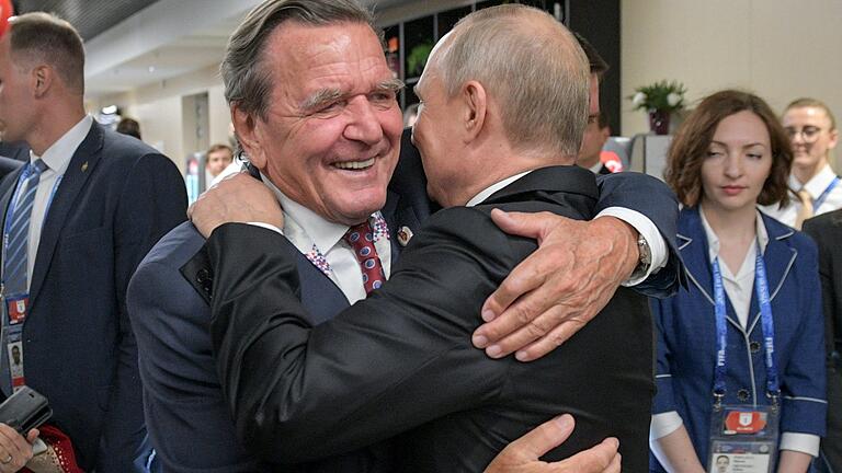 Ex-Kanzler Gerhard Schröder mit Russlands Präsident Wladimir Putin. Ein Bild aus dem Sommer 2018, nach dem&nbsp; Eröffnungsspiel der Fußball-WM in Moskau.