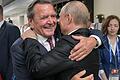 Ex-Kanzler Gerhard Schröder mit Russlands Präsident Wladimir Putin. Ein Bild aus dem Sommer 2018, nach dem&nbsp; Eröffnungsspiel der Fußball-WM in Moskau.