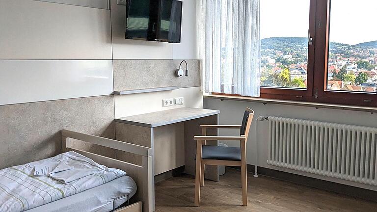 Standard-Einzelzimmer der neuen Geriatrie-Station in der Kissinger Hescuro-Klinik  mit Weitblick über die Stadt.       -  Standard-Einzelzimmer der neuen Geriatrie-Station in der Kissinger Hescuro-Klinik  mit Weitblick über die Stadt.