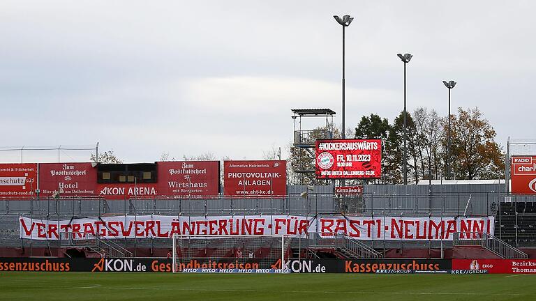 Deutliche Botschaft: Mit einem großen Banner forderten Fans am Dallenberg einen neuen Vertrag für Sportdirektor Sebastian Neumann.