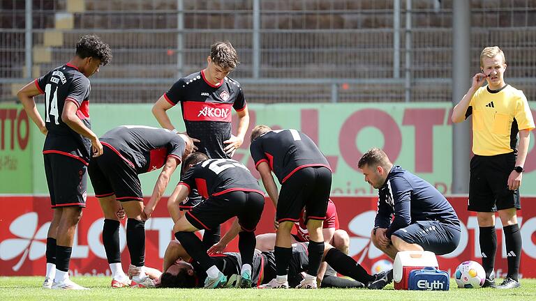 Die schlimmen Befürchtungen haben sich bewahrheitet: Kickers-Kapitän Peter Kurzweg (am Boden) hat sich beim Testspiel in Mainz das Kreuzband gerissen.