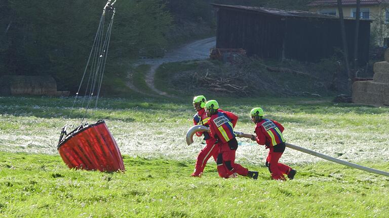 Um den Waldbrand bei Partenstein unter Kontrolle zu bringen, kamen auch zwei Hubschrauber mit Außenbehältern zum Einsatz.