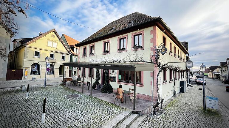 Das wäre die Ansicht des Anbaus vor dem Volkacher Weingasthof Rose ohne die Glaselemente. Das wäre die Ansicht des Anbaus vor dem Volkacher Weingasthof Rose ohne die Glaselemente.