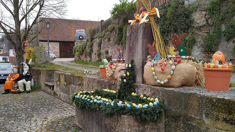 In Ebersbrunn im Steigerwald (Gemeinde Geiselwind) grüßt ein geschmückter Dorfplatz zum Osterfest.