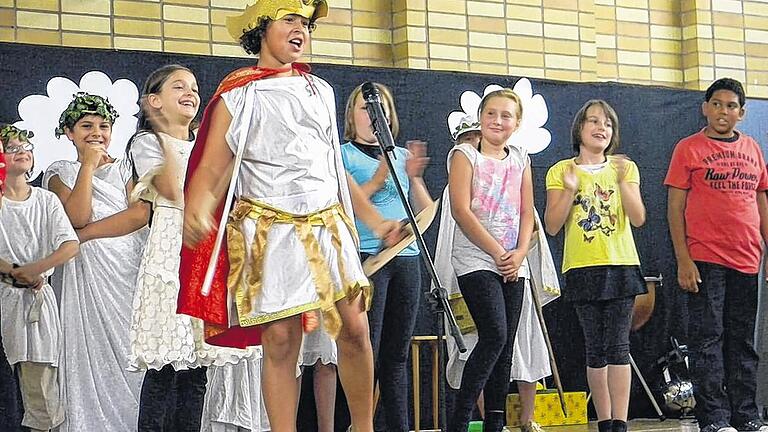 Voll in seinem Element: Noah Müller als Kriegsgott Ares, der die anderen Götter und Menschen überzeugen wollte, dass Stärke das Wichtigste ist. Letztlich geht er im Musical aber trotz seiner hervorragenden schauspielerischen Qualitäten nicht als Sieger der Götterolympiade hervor. Voll in seinem Element: Noah Müller als Kriegsgott Ares, der die anderen Götter und Menschen überzeugen wollte, dass Stärke das Wichtigste ist. Letztlich geht er im Musical aber trotz seiner hervorragenden schauspielerischen Qualitäten nicht als Sieger der Götterolympiade hervor.