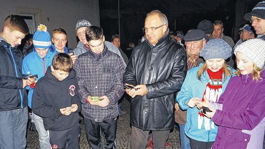 Funkstille in Reichmannshausen: Weil sie keinen Mobilfunkempfang haben, gingen 100 Bürger zum stummen Protest auf die Straße. Weitere Unterstützer konnten sie nicht anfordern, weil sie keinen Empfang in ihrem Ort haben. Funkstille in Reichmannshausen: Weil sie keinen Mobilfunkempfang haben, gingen 100 Bürger zum stummen Protest auf die Straße. Weitere Unterstützer konnten sie nicht anfordern, weil sie keinen Empfang in ihrem Ort haben.