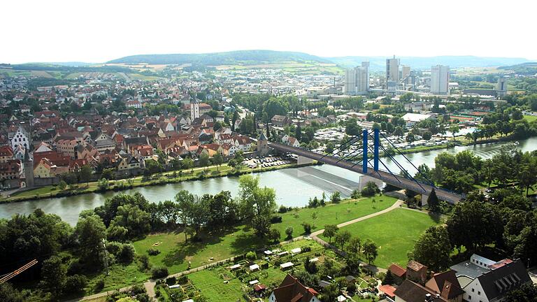 Blick von der Karlsburg auf die neue Mainbrücke.&nbsp;