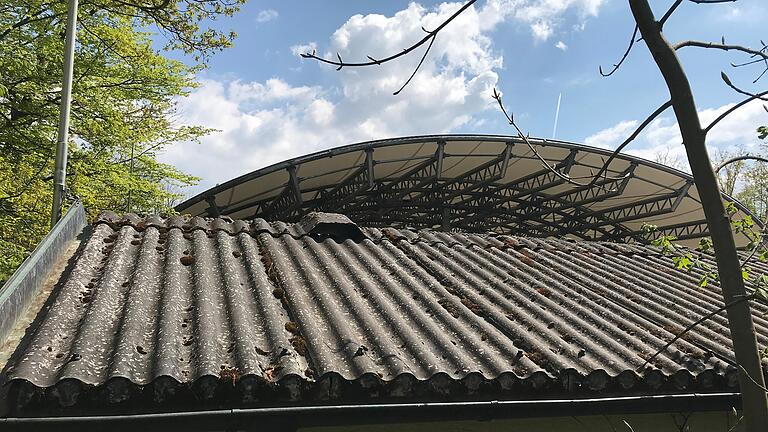 Anwohner des Passionsgeländes sagen, dass sich seit dem Bau des gewölbten Zeltdachs auch der Lärmpegel bei Veranstaltungen in der Robert-Seemann-Halle erhöht habe. Der Schall werde dadurch verstärkt und durch die nach hinten offene Konstruktion ins angrenzende Wohngebiet katapultiert.