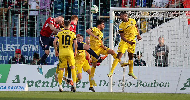 Das erste Gegentor: Mathias Fetsch kommt gegen die Kickers-Akteure Domenico Alberico und Saliou Sane zum Kopfball und markiert das 1:0 für Unterhaching