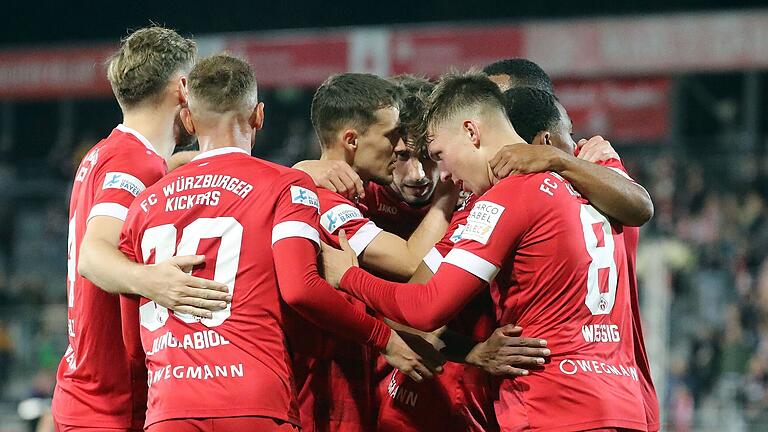 Noch ein Spiel trennt die Würzburger Kickers vom Totopokal-Finale: Gewinnen die Rothosen heute das Halbfinale beim FC Pipinsried?