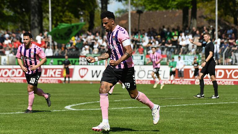 Ende April jubelte Michael Dellinger beim Derby in Schweinfurt noch für den TSV Aubstadt. Sein Pflichtspieldebüt für den FC 05 Schweinfurt gibt Dellinger am ersten Spieltag nun ausgerechnet gegen seinen Ex-Verein.