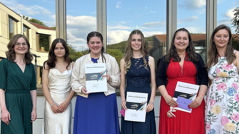 Unser Bild zeigt die Besten der 10. Klasse mit den Lehrerinnen Christina Köhler (links) und Christina Dragun (rechts, dann weiter von links): Kinga Novak, Selina Wirth, Leonie Manger und Emily Hartmann.       -  Unser Bild zeigt die Besten der 10. Klasse mit den Lehrerinnen Christina Köhler (links) und Christina Dragun (rechts, dann weiter von links): Kinga Novak, Selina Wirth, Leonie Manger und Emily Hartmann.