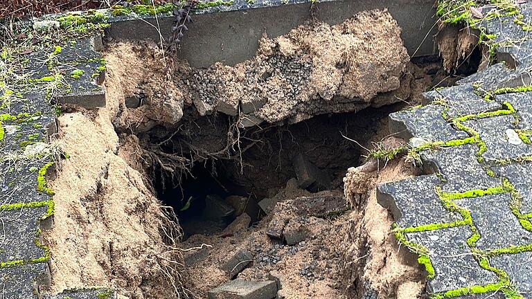 Biber Loch Münnerstadt Schrebergarten       -  Unten im Loch ist Wasser zu sehen.