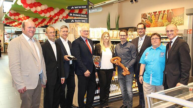 Bei der Rewe-Neueröffnung: (von links) Hofheims zweiter Bürgermeister Reinhold Giebfried, Pfarrer Sieghard Sapper, Pastoralreferent Norbert Zettelmeier, Bürgermeister Wolfgang Borst, Rewe-Bezirksmanagerin Julia Lehmeier, Marktleiter Matthias Gebhard, Rewe-Verkaufsleiter Stefan Müller, dritte Bürgermeisterin Julitta Ott und Landrat Wilhelm Schneider.