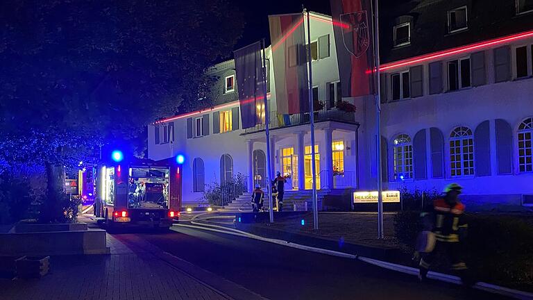 In der Nacht zum Sonntag wurden die städtischen Feuerwehren zu einem Brand am Heiligenhof gerufen.