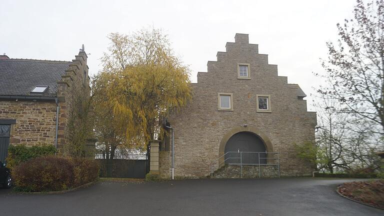 Wo früher im Strehlhof im Volkacher Ortsteil Rimbach Bekleidung produziert und verkauft wurde, sind jetzt acht Wohnungen geplant.