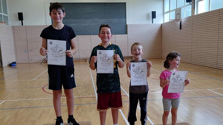 Fleißig am Ferienprogramm des Badmintonclubs Kirchheim teilgenommen haben:  Max, Oskar, Jonathan und Lea.