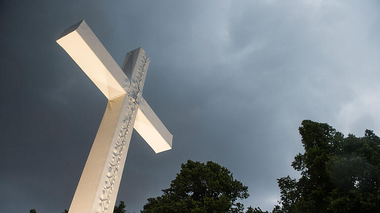 Kreuz Evangelische Kirche.jpeg       -  David Gail, bekannt aus 'Beverly Hills, 90210' ist gestorben.