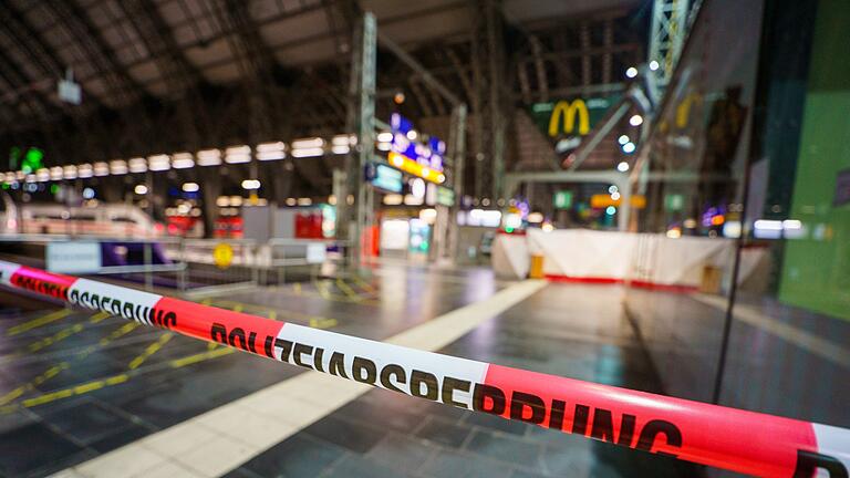 Tötungsdelikt am Frankfurter Hauptbahnhof       -  Der Hauptbahnhof war wegen des Polizeieinsatzes am Dienstagabend für etwa 25 Minuten gesperrt.