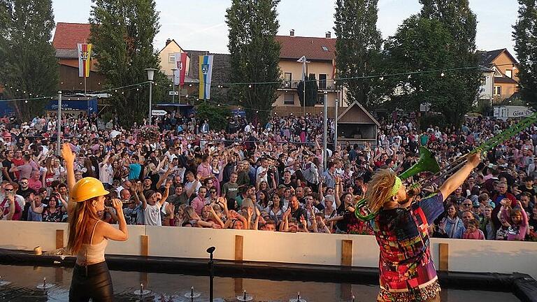 Sander Weinfest endet mit bester Stimmung und positivem Fazit       -  Einen gewaltigen Besucheransturm erlebte das Sander Altmain-Weinfest zum Finale am Montag, der augenscheinlich der bestbesuchte Festtag war. Seinen Anteil daran hatte das große Abschlussfeuerwerk. Zuvor feierten die Besucher ausgelassen zur Musik der Band &bdquo;Die Draufgänger&ldquo;.