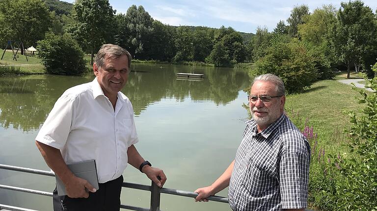 Bürgermeister Franz-Josef Sauer und Bauhofleiter Gilbert Metz am Arnsteiner Naturbadesee