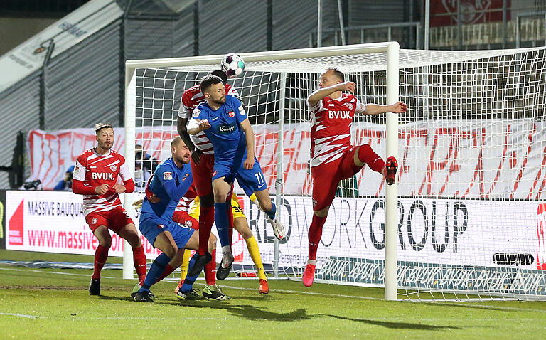 Das erste Gegentor: Denis Thomalla kommt zwischen Arne Feick (rechts) und Douglas (verdeckt) zum Kopfball und trifft zum 1:0 für Heidenheim.